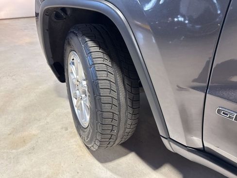 Used 2019 Jeep Grand Cherokee Laredo AWD/4WD image 3