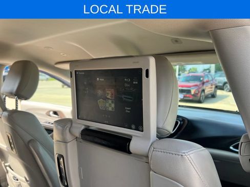 Used 2018 Chrysler Pacifica Touring-L Plus w/ Advanced Safetytec Group FWD image 19