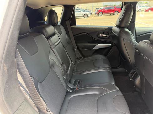 Used 2018 Jeep Cherokee Latitude Plus FWD image 27