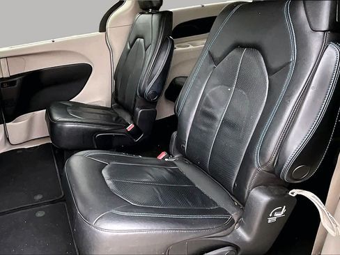 Used 2021 Chrysler Pacifica Touring-L FWD image 19