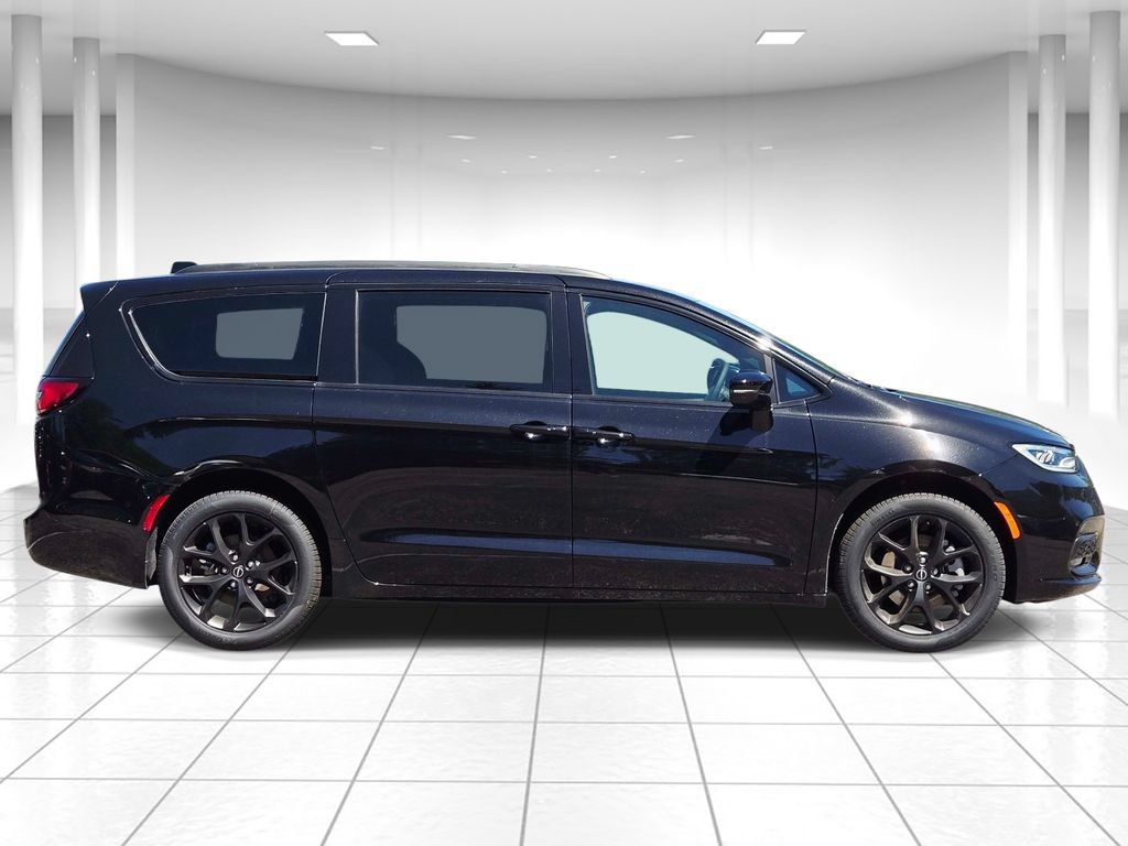 New 2026 Chrysler Pacifica Select w/ S Appearance Package AWD/4WD image 2
