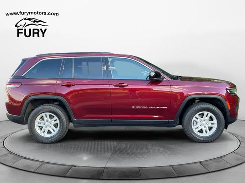 Used 2025 Jeep Grand Cherokee Laredo w/ Luxury Tech Group I AWD/4WD image 2