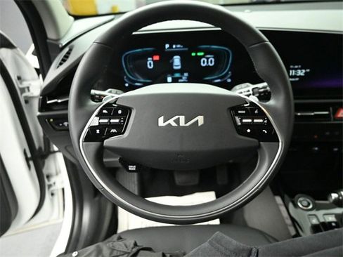 Used 2024 Kia Niro EX image 16