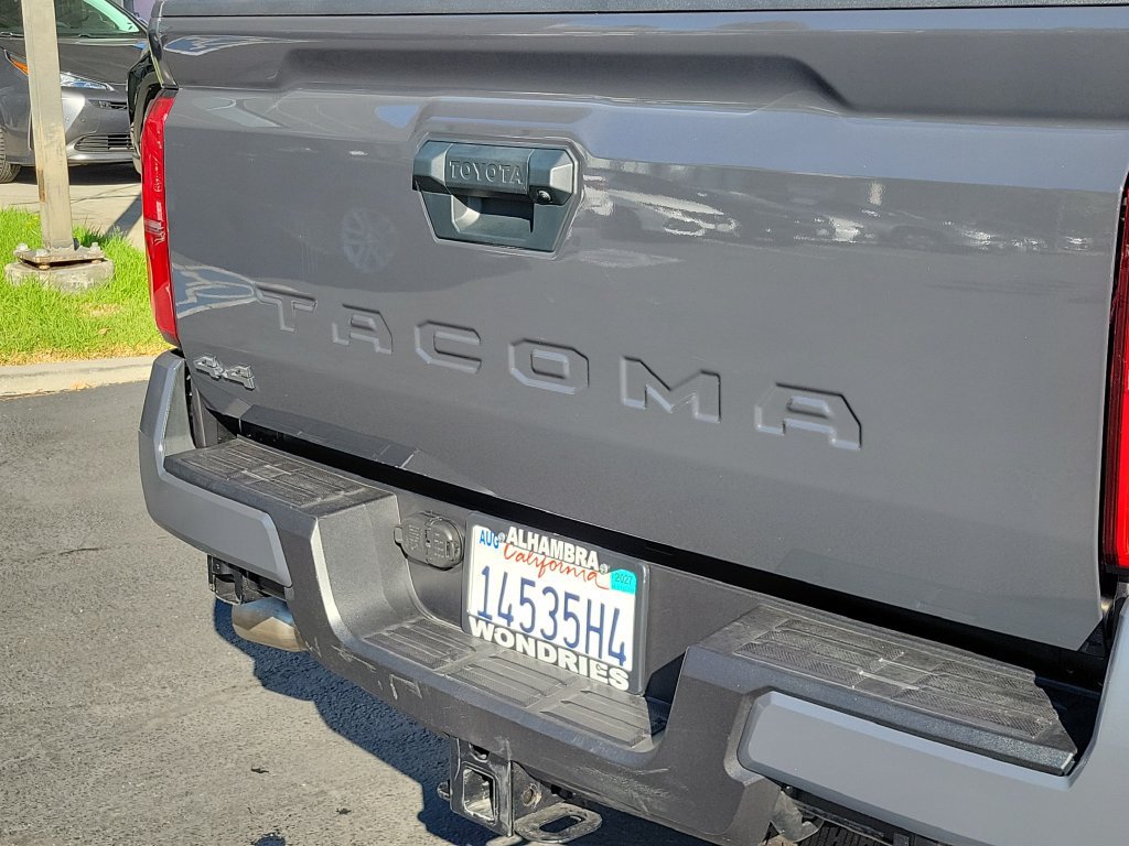 Used 2025 Toyota Tacoma SR5 AWD/4WD image 9