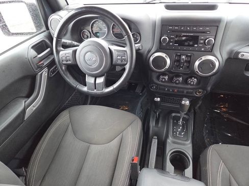 Used 2017 Jeep Wrangler Unlimited Rubicon w/ Connectivity Group AWD/4WD image 6