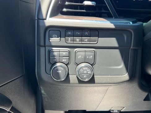 Used 2025 Chevrolet Suburban LT w/ Comfort Package AWD/4WD image 19