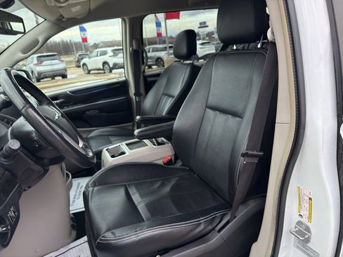 Used 2015 Chrysler Town & Country Touring-L w/ Driver Convenience Group image 10