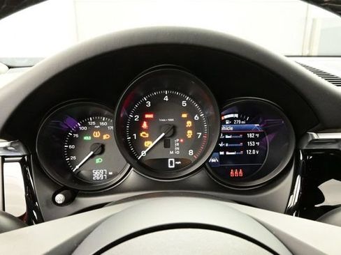 Certified 2025 Porsche Macan AWD/4WD image 9