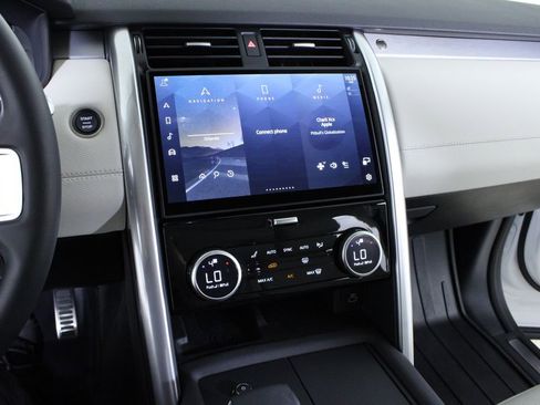 Used 2025 Land Rover Discovery Dynamic SE image 26