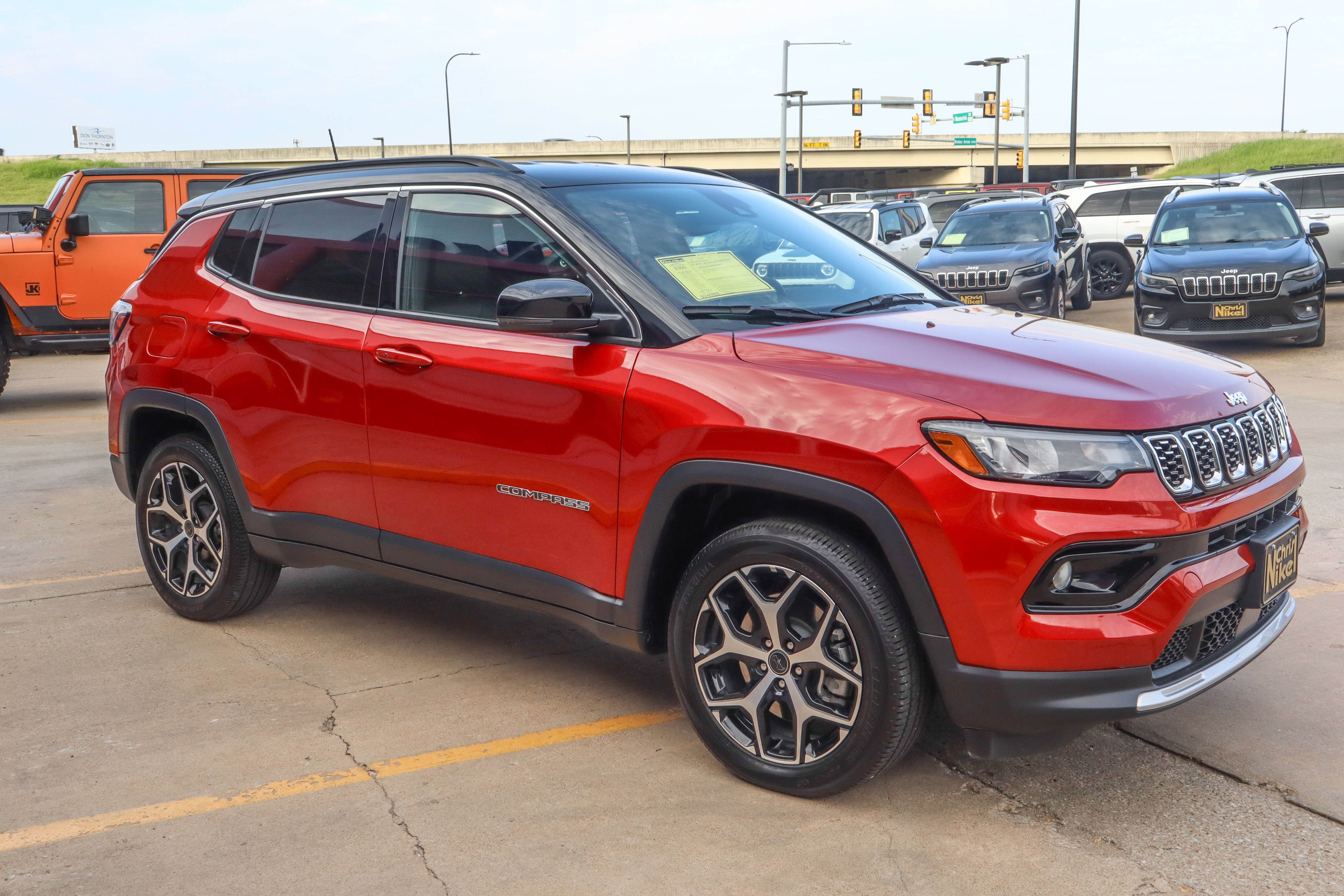 Used 2025 Jeep Compass Limited AWD/4WD image 4