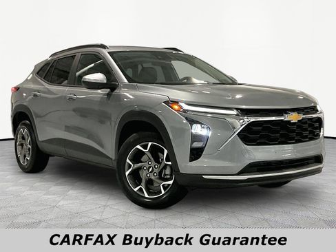 Used 2025 Chevrolet Trax LT FWD image 3