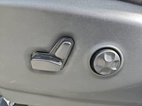 Used 2023 Chrysler Voyager LX FWD image 21