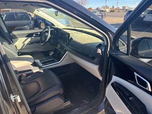 Used 2023 Kia Carnival EX image 5
