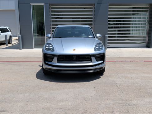 Used 2024 Porsche Macan AWD/4WD image 3