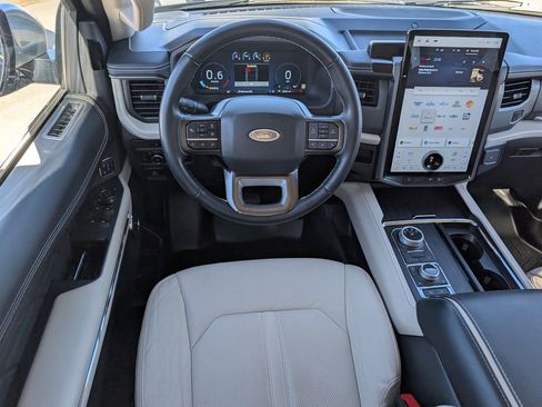 Used 2024 Ford Expedition Platinum image 4