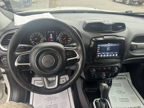 Used 2019 Jeep Renegade Latitude FWD image 8