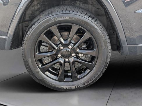 Used 2018 Jeep Grand Cherokee Altitude AWD/4WD image 9