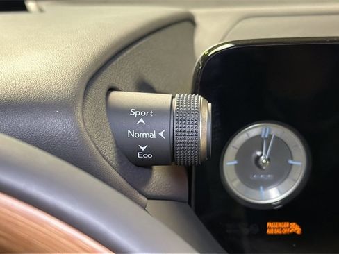 Certified 2025 Lexus ES 350 Ultra Luxury w/ Accessory Package (Z2) image 30