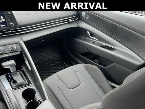 Certified 2025 Hyundai Elantra SE image 16