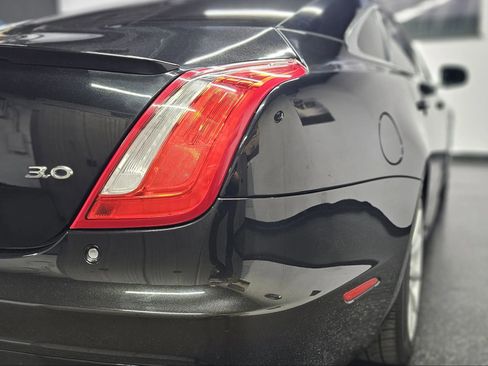 Used 2018 Jaguar XJ R-Sport image 25