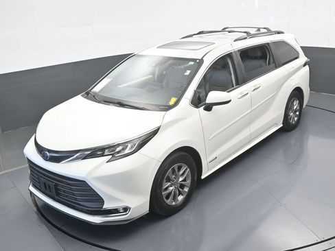Used 2021 Toyota Sienna XLE image 50