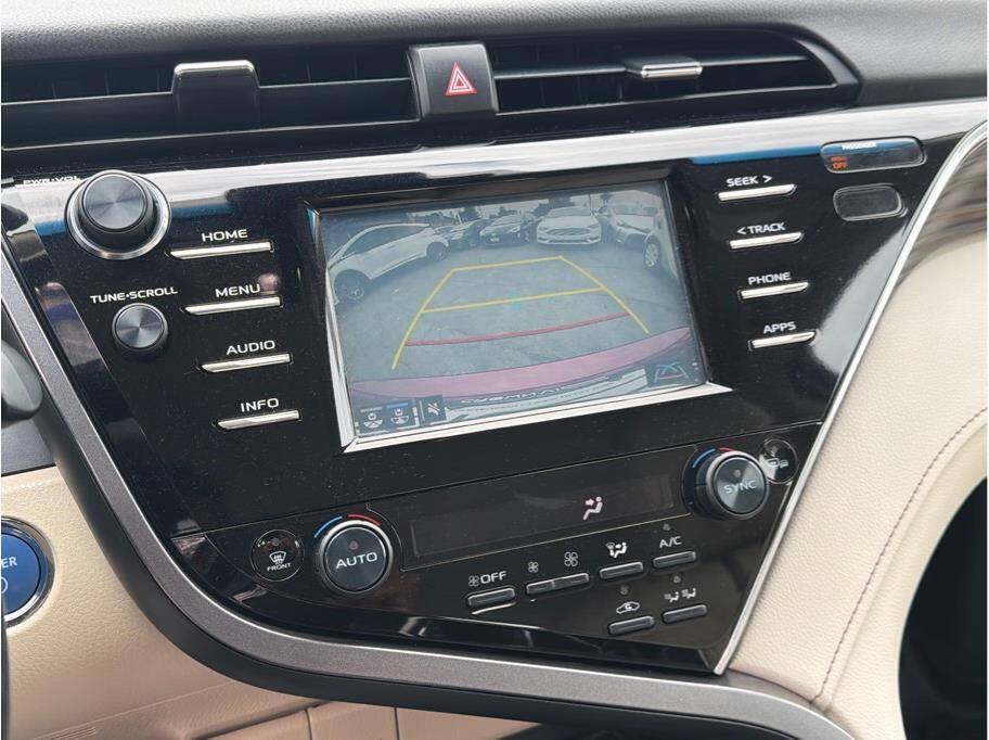 Used 2018 Toyota Camry XLE FWD image 12