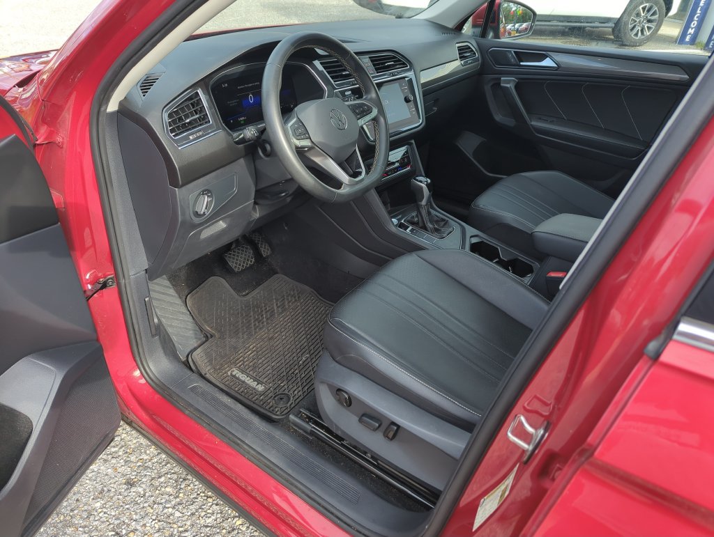 Used 2023 Volkswagen Tiguan SE w/ Panoramic Sunroof Package FWD image 11