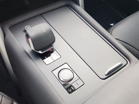 Certified 2025 Land Rover Discovery Dynamic SE AWD/4WD image 17