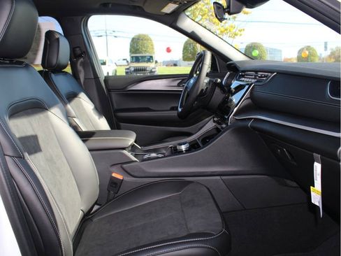 New 2025 Jeep Grand Cherokee Altitude image 25