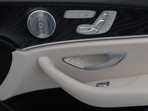 Used 2017 Mercedes-Benz E 300 4MATIC image 18