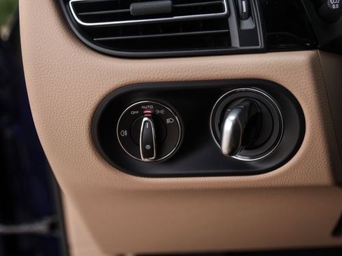 Certified 2025 Porsche Macan AWD/4WD image 22