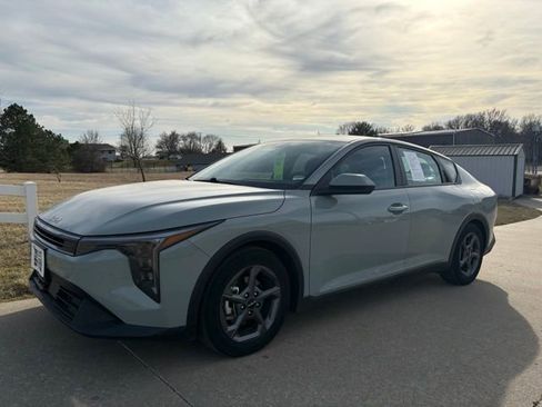 Used 2025 Kia K4 LXS image 1