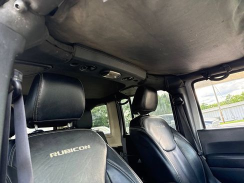 Used 2018 Jeep Wrangler Unlimited Rubicon w/ Connectivity Group AWD/4WD image 40