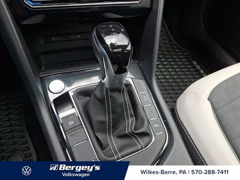 Used 2025 Volkswagen Taos SE AWD/4WD image 18
