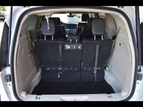 Used 2019 Chrysler Pacifica Touring-L image 25