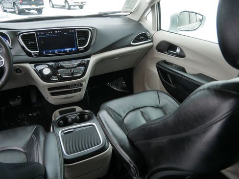 Certified 2022 Chrysler Pacifica Touring-L image 11