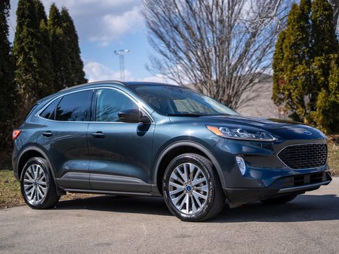 Used 2022 Ford Escape Titanium w/ Class II Trailer Tow Package image 3