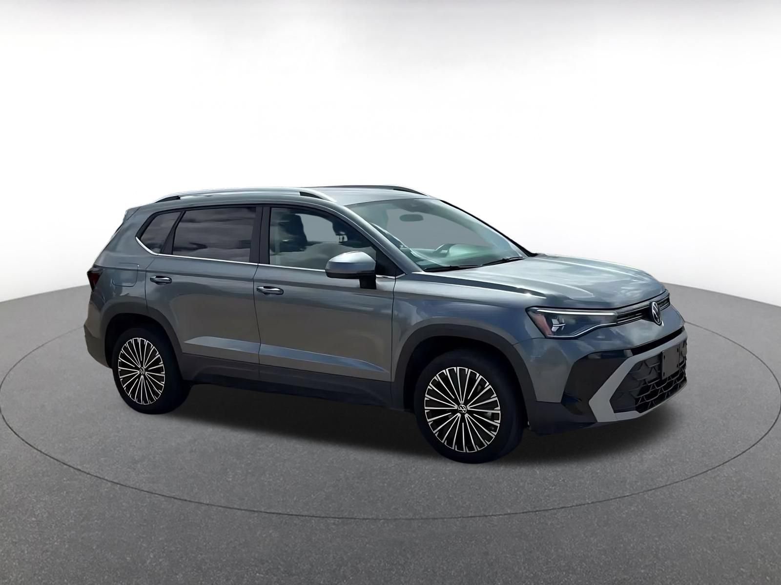 Used 2026 Volkswagen Taos SE FWD image 2