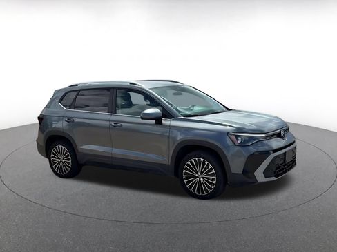 Used 2026 Volkswagen Taos SE FWD image 2