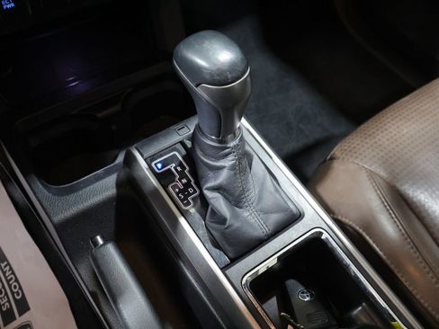 Used 2016 Toyota Tacoma Limited w/ Towing Package image 30