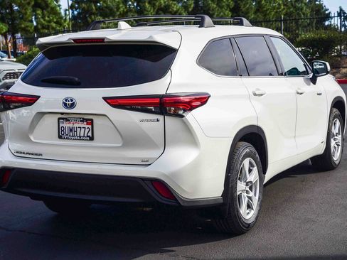 Certified 2020 Toyota Highlander LE image 6
