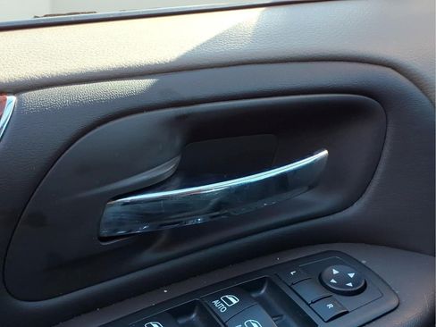Used 2013 Chrysler Town & Country Touring-L w/ Driver Convenience Group FWD image 18
