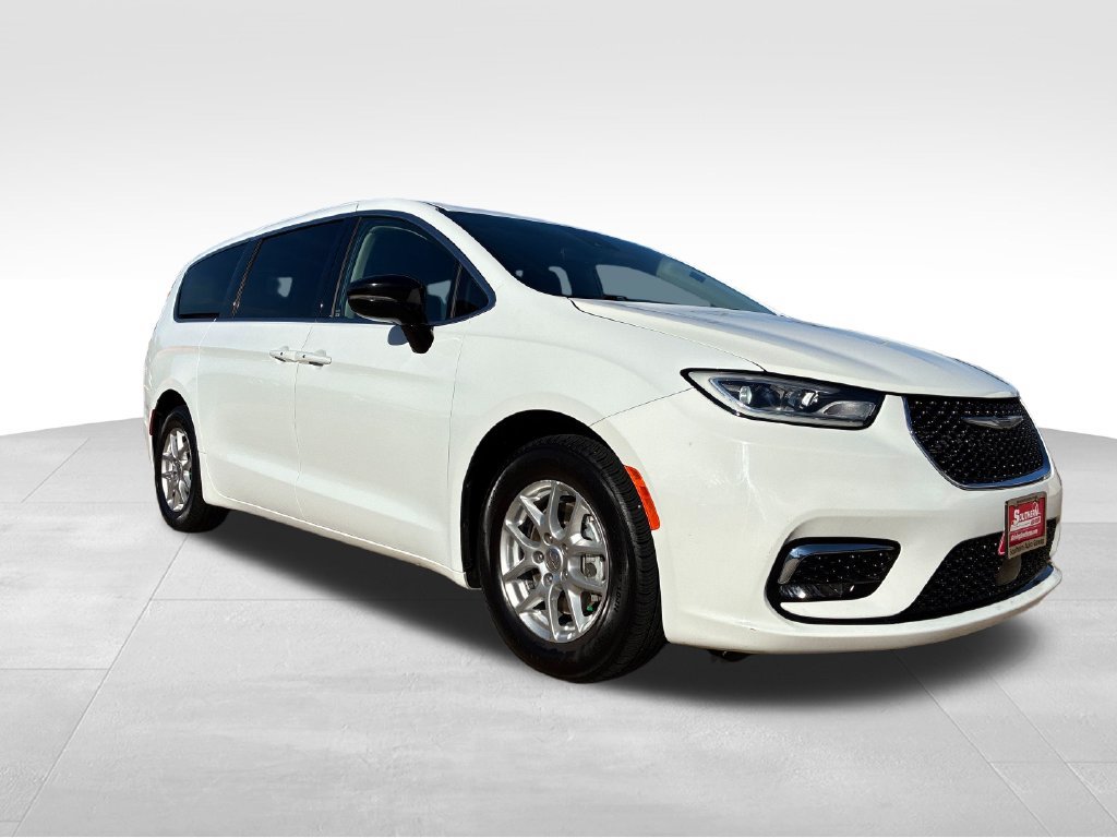 Used 2024 Chrysler Pacifica Touring-L FWD image 8