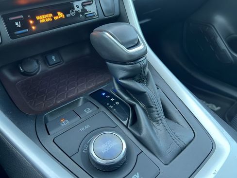 Used 2020 Toyota RAV4 Limited image 16