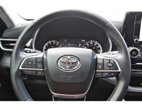 Used 2023 Toyota Highlander XLE FWD image 15