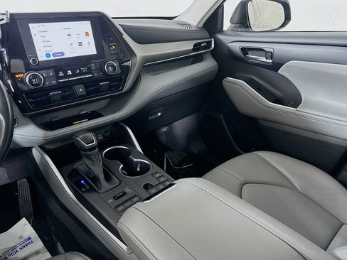 Used 2023 Toyota Highlander XLE image 23
