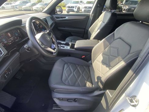 Used 2025 Volkswagen Atlas Cross Sport SE FWD image 17