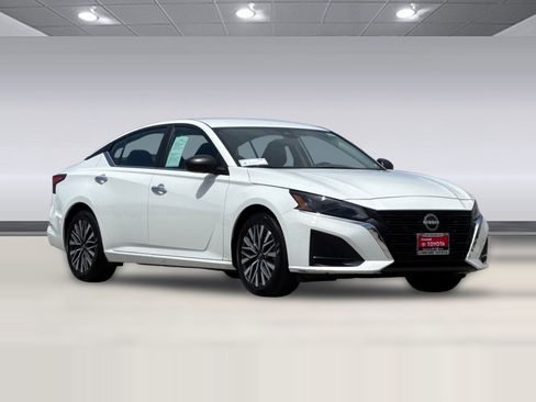 Used 2025 Nissan Altima 2.5 SV FWD image 6