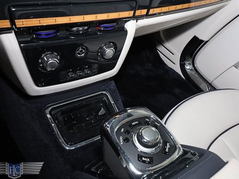 Used 2017 Rolls-Royce Phantom Drophead Coupe image 39