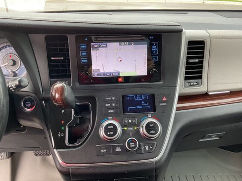 Used 2015 Toyota Sienna AWD image 21